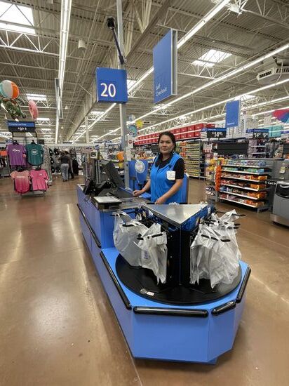 Ich habe gefragt und durfte sie fotografieren- sehr interessant ist hier das Tüten-Dreh-Rondell. Sie packt alle Einkäufe in eine Tüte vor sich—drückt auf einen Knopf —das Karussell dreht sich und die mit unseren Einkäufern gefüllte Tüte wandert zu uns.