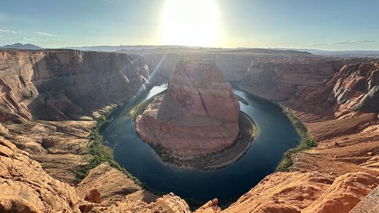 Am Abend fahren wir die 8 km von Page zum Horseshoe Bend. Parkplätze gibt es ausreichend. Der Eintritt kostet 10 USD pro Fahrzeug. 
Thomas war 2010 das erste Mal hier. Damals gab es nur einen kleinen Parkplatz. Dieser Spot war ein Geheimtip und nur wenige Touristen verirrten sich hierher. Der Fußweg zum obigen Aussichtspunkt war früher etwas beschwerlich. Jetzt gibt es einen gut ausgebauten Weg, der zwar länger, aber einfacher ist.