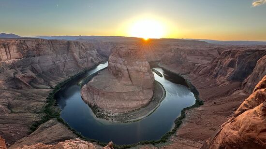 Die Sonne geht unter und ein schöner Tag zur Neige.