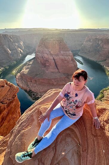 Aber immer noch kann man bis ganz nah an den Abgrund. Dort, wo in den letzten Jahrzehnten einige junge Menschen beim Selfie-Fotografieren abstürzten, hat man jetzt Geländer installiert. Der Großteil ist aber immer noch  ohne Sicherheitsmaßnahmen