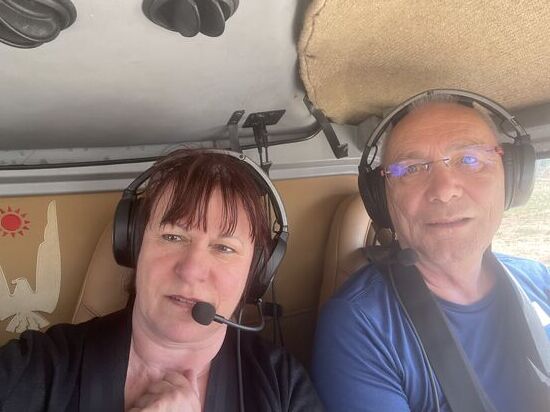 Nach einer Videoeinführung geht es auch schon fast los. Anschnallen, Kopfhörer auf und ein wenig smalltalk mit dem Piloten. Ausser uns und dem Piloten sind noch 4 Koreaner an Bord.