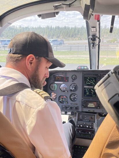 Hmmm….der Pilot hat einen Zettel in der Hand und liest dort ab, auf welche Knöpfe er drücken muss.
Ganz wunderlich wird es, als er diesen Zettel irgendwann umdreht –und weiter Knöpfe drückt ….
Dann macht er Musik an: „don’t Worry“ ertönt in unseren Kopfhörern