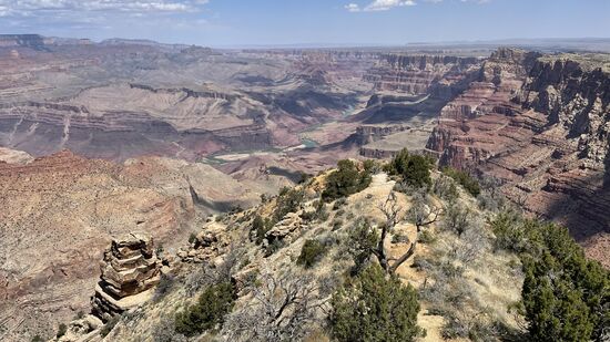 Der erste Blick in den Canyon. Hier direkt am Rim der Westseite befinden wir uns auf mehr als 2000 Meter über NN. Und es geht bis zu 1000 Meter runter.