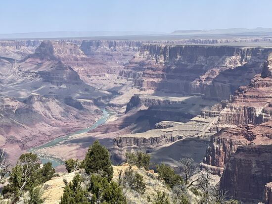 Unten ist der Colorado River zu sehen