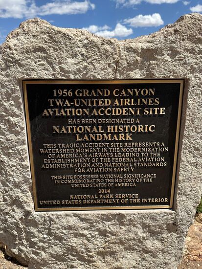 Hier die Gedenktafel anlässlich der schrecklichen Tragödie.