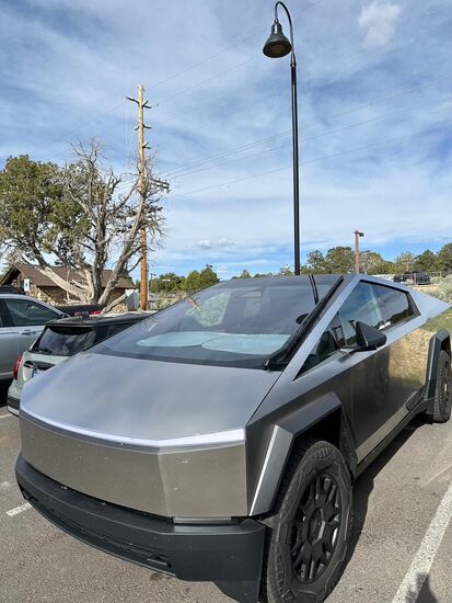 Diesen futuristischen Tesla haben wir hier schon einige Male gesehen. Dieser stand auf dem Parkplatz neben unserer Lodge. Wir haben 2 Übernachtungen direkt im Park - in der „Maswik Lodge“. So sind wir immer früh im Park unterwegs.