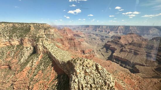 Wie gesagt, dies ist nur eine kleine Auswahl. Der Flug war überwältigend. Von hier oben wird einem erst bewusst, wie groß der GC ist. Etwa 450 km lang, bis zu 30 km breite und bis zu 1600 Meter tief. Eine Fläche von ca. 4900 Quadratkilometer.
Zum Vergleich: das Saarland hat die Fläche von 2600 Quadratkilometer.