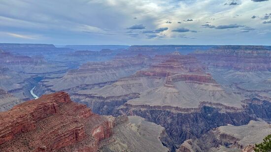 Eigentlich wollen wir noch bis zum Sonnenuntergang bleiben, aber die Sonne kam nicht mehr durch die Wolken. Darum sind wir mit dem Shuttle zurück ins Village in unsere Lodge. Neuer Versuch für Sunset ist morgen geplant.