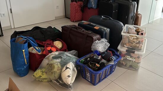 Auf gehts! Wir bekamen viele Trikots,Fußbälle,Stofftiere, Schuhe, Rucksäcke, Taschen