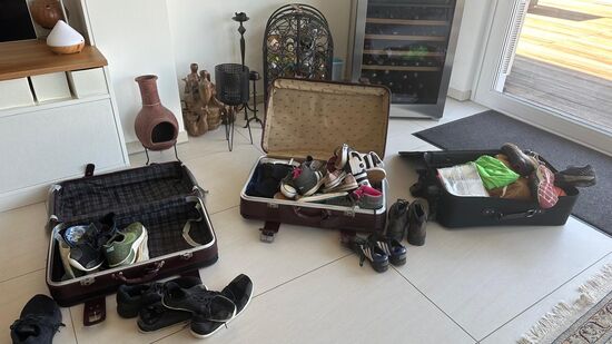 Wir ordnen erstmal die Koffer den Empfängern zu und dann gehts ans Verteilen.