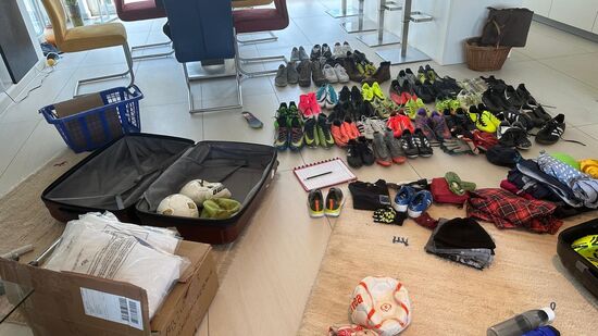 Auf der Wunschliste unserer Familie , die wir bei Bwindi besuchen, standen u.a. Regenjacken....davon haben wir ca 10 Stück bekommen...