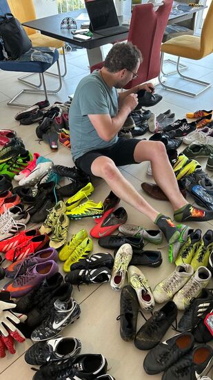 Die Schuhgrößen werden geprüft..... und auch der Zustand
