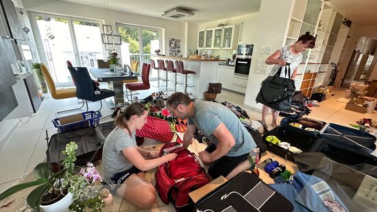 Wenn ein Koffer befüllt ist, darf sich Nicolas draufsetzen und wir versuchen ihn zu schließen...