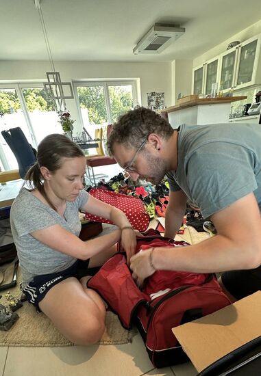 Die Familie von Kato (ihn habe ich bei unserer ersten Tour kennengelernt--er stand an der Straße und fragte ganz lieb ob wir evtl einen Rucksack oder eine Tasche für ihn haben) bekommt einen großen Koffer und einen kleinen Koffer
Die Familie ist groß-und seit er ein Phone von uns bekam, schreibt er regelmäßig