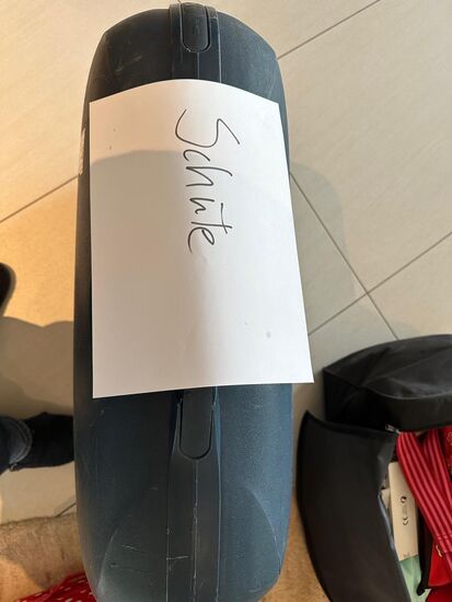 Thalia hat den Wunsch geäußert, eine Schule zu besuchen--dafür ist der Koffer prall gefüllt mit Blöcken, Kugelschreibern, Speichersticks etc...