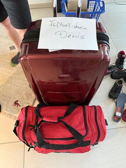 Ein riesiger Koffer für den Fußballverein bei Soroti --darin u.a. der neue Satz Trikots