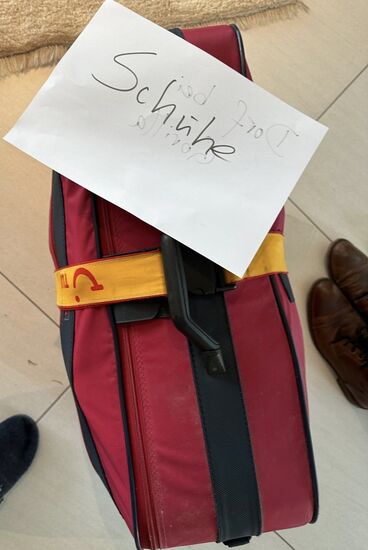 Ein weiterer Koffer mit diversen Schuhen--die sind in allen Ländern Afrikas begehrt..