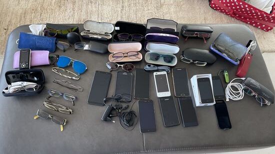 In der Gladbacher Bank wurde eine Box aufgestellt, die war am Ende gefüllt mit Brillen 
Freunde haben sich von ihren alten Phones getrennt--das wird ein großes "Hallo" geben 