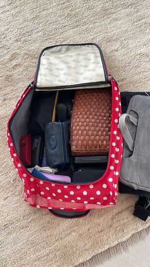 Im Handgepäck die Brillen, die Phones und alles was noch so übrig ist....