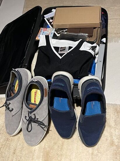 Dieser kleine Koffer ist für unseren Studenten Rukundo, den wir auch schon besucht hatten. Er bakam letztes Jahr schon ein fast neues Apple Macbook gespendet und von uns diesmal ein neues Akku. Quasi in letzter Minute noch 2 Paar tolle Schuhe(Größe 45) und ein schickes Nike-Shirt