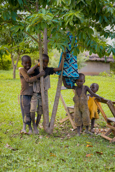 Natürlich auch Kinder. Aber gebettelt wird hier nicht—sie kennen es nicht, dass wir etwas mitbringen