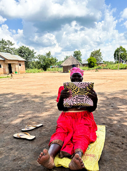 Denis Mama freut sich über den neuen Stoff.