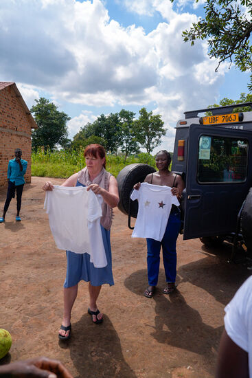 Gloria hilft fleißig mit beim Verteilen, auch sie bekommt ein paar schöne Teile