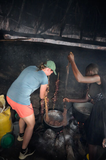 Hier darf ich mal beim Rühren des Atapa helfen, das ist  Schwerstarbeit.