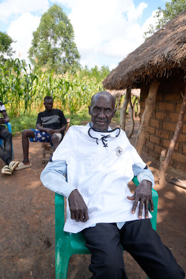 Denis Papa bekommt ein Deutschland-Shirt