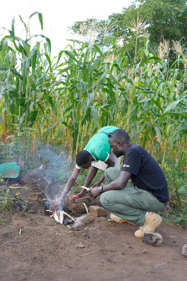 Eine Feuerstelle zum kochen wird „gebaut“