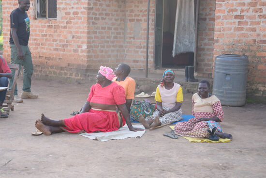 Die älteren sitzen rum, während die Kinder spielen.