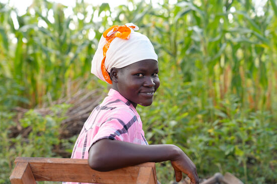 Agnes zeigt uns wie man den leckeren Sud zubereitet.
Sie ist 25 und hat schon 2 Kinder- sie kommt aus dem Nachbardorf um hier zu helfen. Sie wuchs hier bei Denis Mama auf und zeigt so ihre Dankbarkeit.