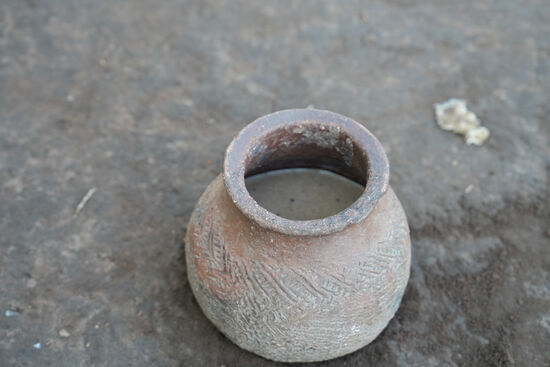Immer wieder wird es mit warmen Wasser aufgefüllt