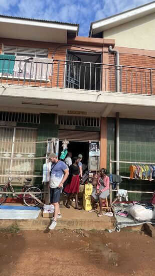 Ein kleiner Shop an der Straße—hier gibt es eigentlich alles