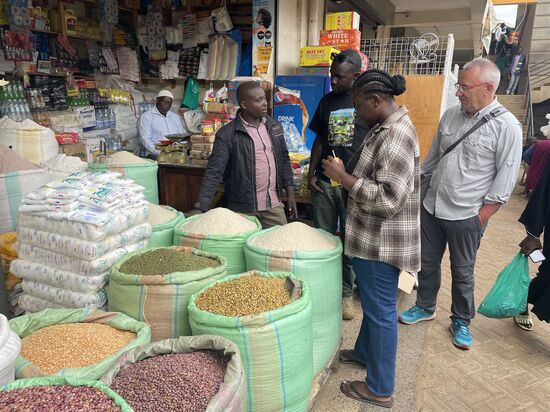 Hier kaufen wir Reis und Seife…