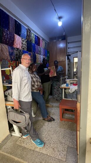 Hier kaufen wir den Stoff für Denis` Mama