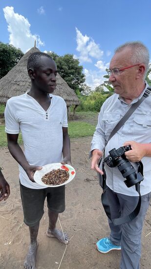 Der junge Mann serviert uns eine Schale mit den Köstlichkeiten.
