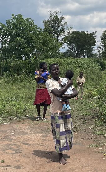 Immer kommen viele Bewohner herbeigeeilt, sobald sie uns sehen