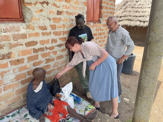 Ajiko ist 92 und bekommt auch ein paar Pakete.