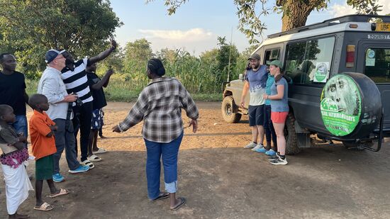 Es ist total rührend wie diese großen Jungs sich über die Handys freuen—sie bekommen sie sofort in Gang und machen Selfies-tauschen Adressen, etc….
Witzigerweise haben alle schon eine Simkarte aus einem alten „Knochen“