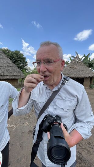 Thomas traut sich tatsächlich und probiert eine.