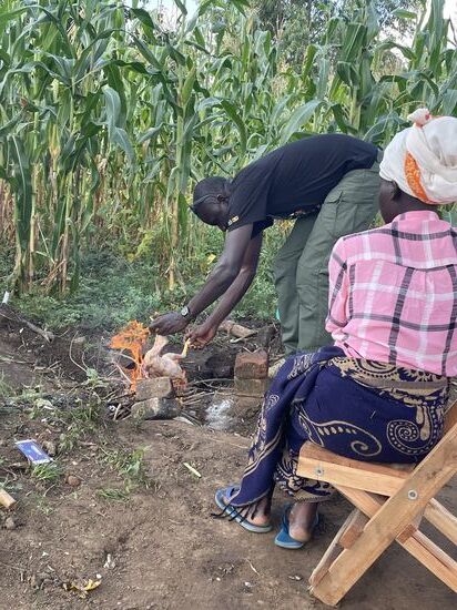 Die restlichen Federn werden abgebrannt..