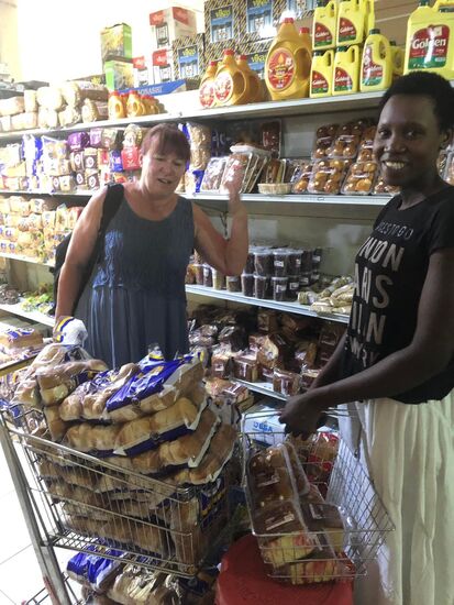 Das Mädel im Supermarkt hilft uns begeistert und trägt uns auch noch alles zum Auto