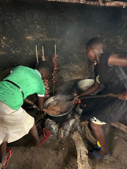 Die Herstellung dieser klebrigen Masse ist Schwerstarbeit In der kleinen Hütte bei großer Hitze