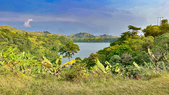 Wir haben ca 3h Fahrt bis zum Queen Elisabeth NP vor uns und kommen an vielen Kraterseen vorbei
