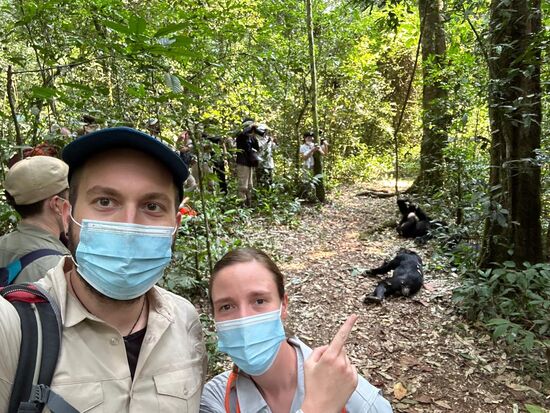 Da wir sehr nahe der Tiere sind, müssen wir eine Maske tragen. Dies haben Christine und Thomas im Oktober 2021 aufgrund Covid 19 auch tun müssen. Man hat hier dies jedoch beibehalten, um diese Spezies, die unserer so ähnlich ist, zu schützen.