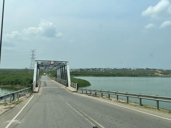 Diese Brücke führt über den „Kazinga Channel“ zu unserer Lodge—
Dem „Buffalo Safari Resort“