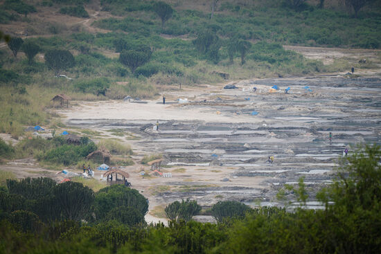 Der Salzsee ist in kleine Parzellen eingeteilt. Jede Parzelle gehört einer Familie, die hier Salzabbau betreibt. Das Salz ist nicht für den Verzehr geeignet. sondern dient in erster Linie dem Pökeln von Fleisch und Fisch und als Leckstein für das Vieh.
