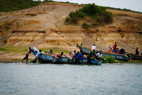 Fischer, die ihre Boote klar machen