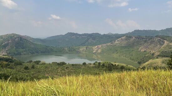 Oben angekommen, bestaunen wir zuerst den schönen Ausblick auf einen der vielen Vulkanseen